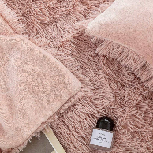 Koc narzuta włochacz futrzak fotelówka Yeti Spod Igły i Nitki pudrowy 