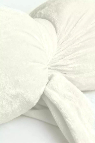 Kremowa poduszka świąteczna Kokarda 40x23 – welurowa dekoracja od Spod Igły i Nitki, Oeko-Tex