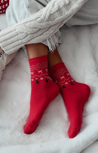 1283-035 Skarpety damskie świąteczne Milena czerwone– kolorowe, bawełniane, z lurexem