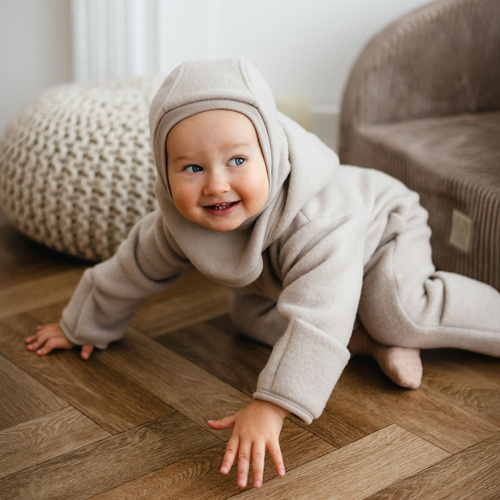 Beżowy kombinezon dziecięcy Eevi z polaru merino – komfort i ciepło