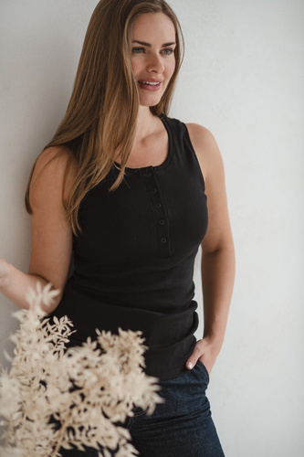 Czarna koszulka do karmienia i ciążowa Tummy – prążkowana, na ramiączkach