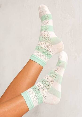 0989-003 Ażur Paski  Skarpety damskie ażur Milena - ecru-zielony