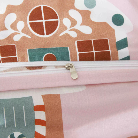 Spod Igły i Nitki Gingerhouse Pościel mikrosatynowa świąteczna I25 piernikowe domki różowa– miękka mikrofibra, zamek błyskawiczny