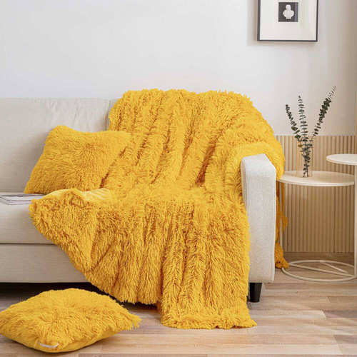 Koc narzuta włochacz futrzak fotelówka Yeti Spod Igły i Nitki pudrowy 