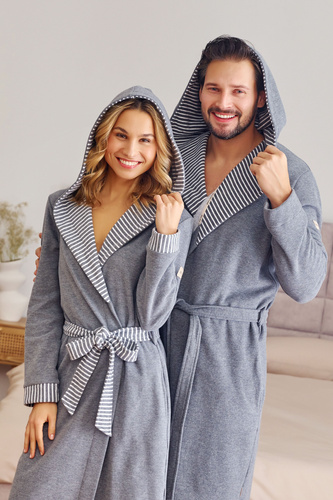 Doctor Nap 7230 – męski szlafrok z kapturem i kontrastowymi lamówkami