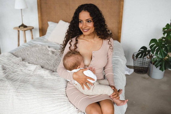 Sukienka ciążowa i do karmienia z dzianiny w prążek Tummy Milk&Love beżowy