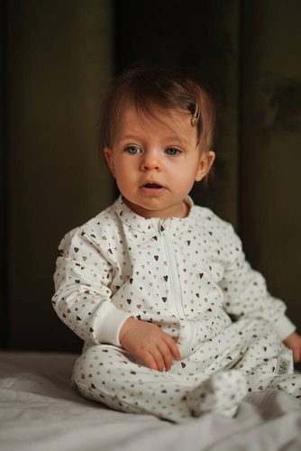 Pajacyk niemowlęcy dresowy "Hearts Brown" Makoma 