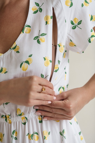 Biała sukienka ciążowa i do karmienia w cytryny – Lovely Dress Midi, krótki rękaw Milk&Love 