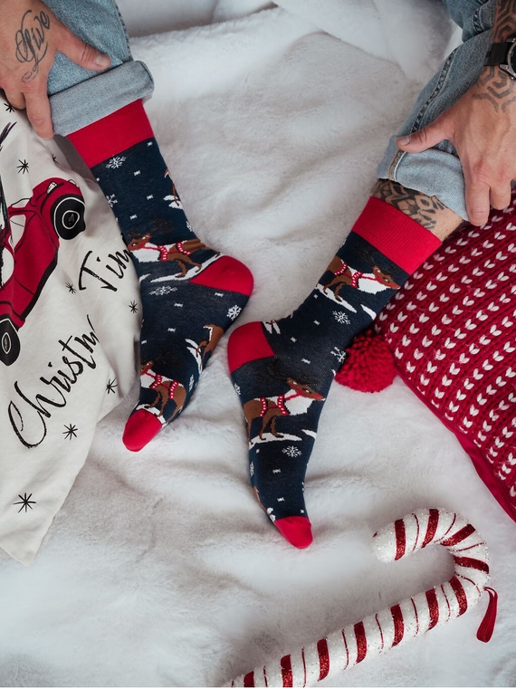 Model 1290-035 Renifer z Uprzężą granatowy – Świąteczne skarpety męskie Milena 