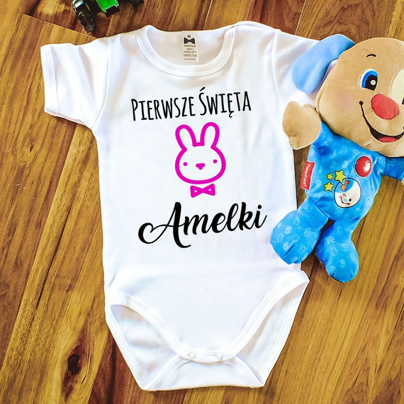 "Pierwsze Święta Wielkanocne róż"  body krótki rękaw Moocha białe