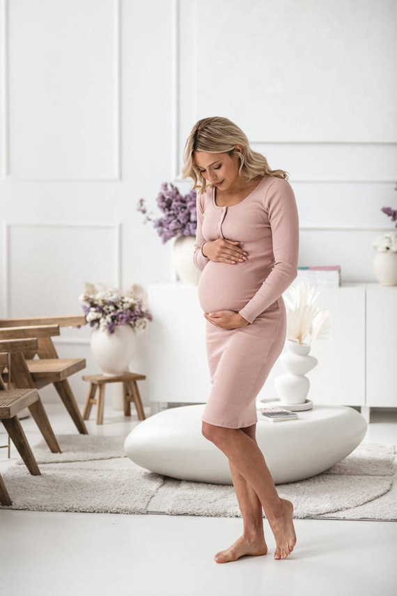 Sukienka ciążowa i do karmienia z dzianiny w prążek Tummy Milk&Love pudrowy róż