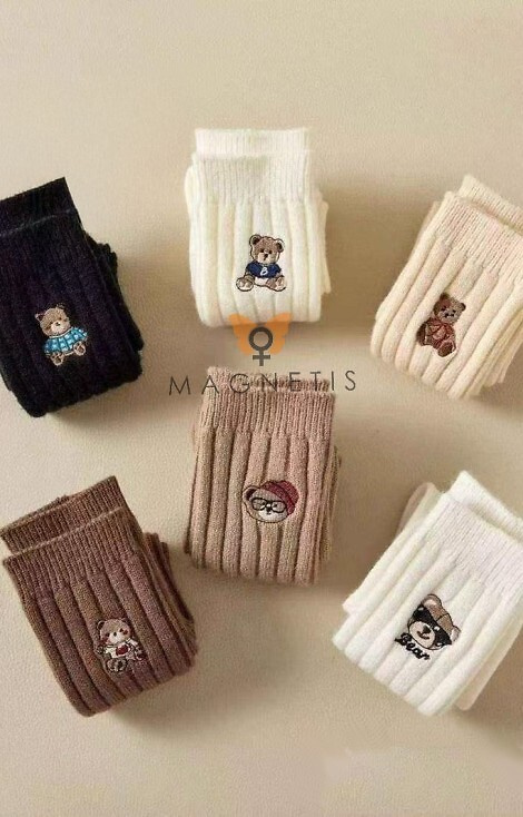 YN5041 Ciepłe skarpety damskie Magnetis białe – prążkowane z haftem misia