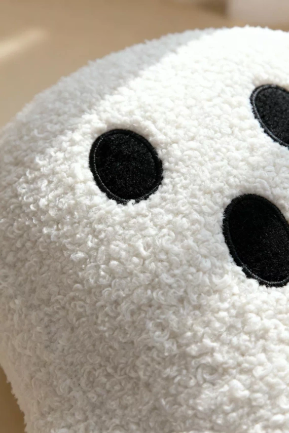 Spod Igły i Nitki poduszka Duch boucle 28x40 – biała, miękka, ozdoba jesienna i halloweenowa