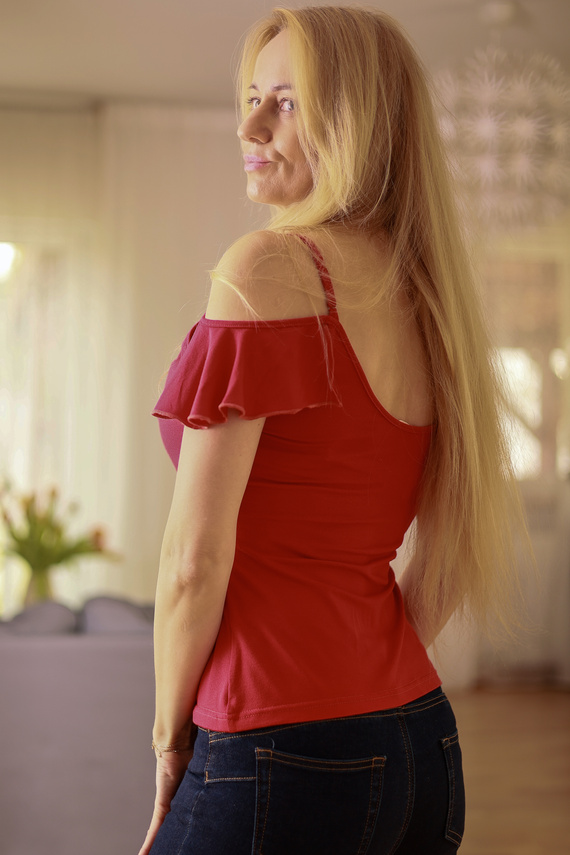 Vera Mirale – bluzka z falbaną i odkrytymi ramionami, wiskoza z elastanem, polska jakość