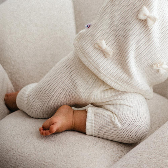 Ecru legginsy niemowlęce Fluffy Tails Eevi – sweterkowe, z kokardką