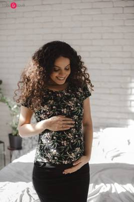 Bluzka do karmienia i ciążowa z krótkim rękawem Milk Shirt Milk&Love w listki na czarnym