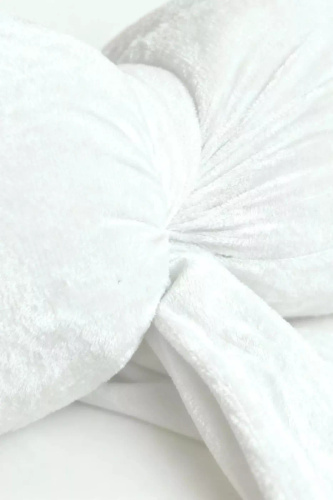 Biała poduszka świąteczna Kokarda 40x23 – welurowa dekoracja od Spod Igły i Nitki, Oeko-Tex