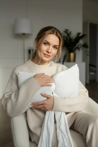 Biała poduszka świąteczna Kokarda 40x23 – welurowa dekoracja od Spod Igły i Nitki, Oeko-Tex