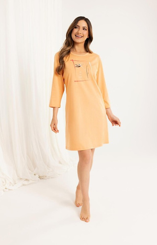 Bawełniana koszula nocna damska 166 morelowa  – rękaw 3/4, nadruk, do kolan