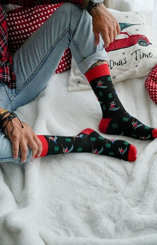 1290-031 Skarpety męskie świąteczne Milena czarny 01 – Renifer na nartach, bawełniane