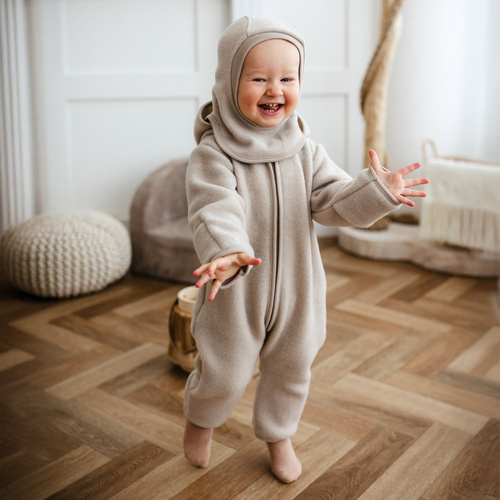 Beżowy kombinezon dziecięcy Eevi z polaru merino – komfort i ciepło